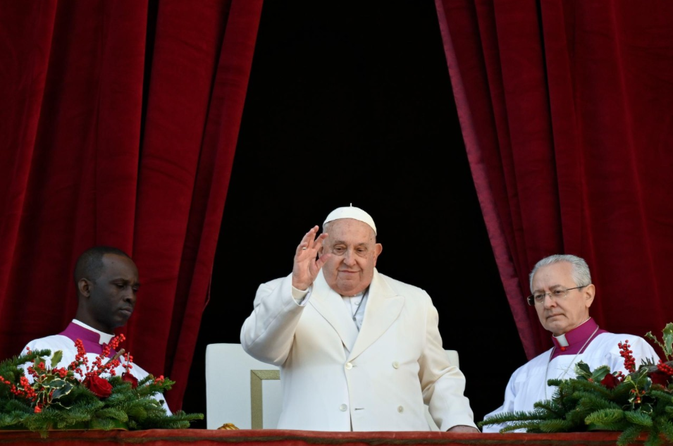 El papa Francisco supera el estado crítico, sigue en recuperación
