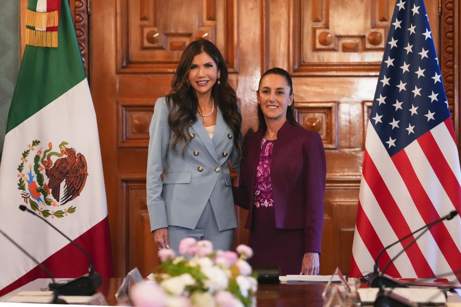 Kristi Noem, secretaria de seguridad de EU, se reúne con Sheinbaum