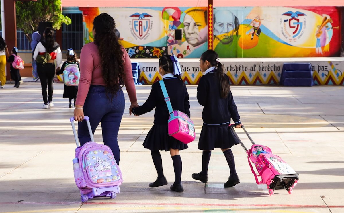 ¿Hay clases el viernes 28 de marzo 2025?