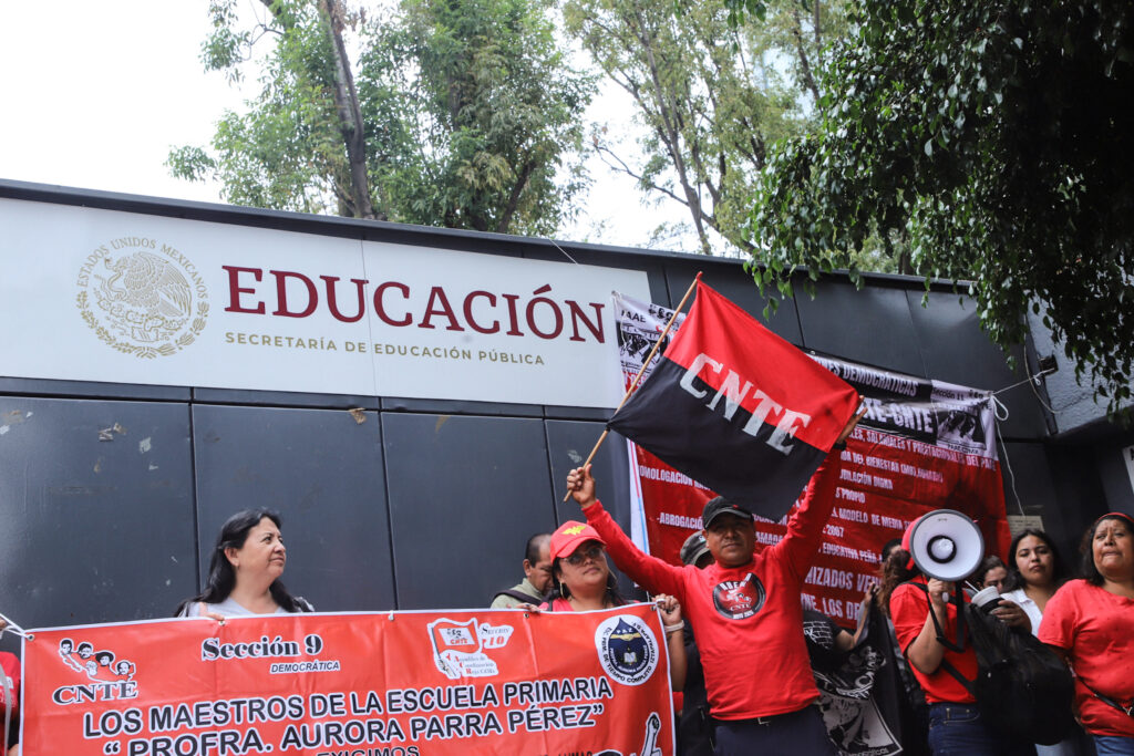 CNTE mantiene bloqueos en instituciones y medios; exige derogar la Ley del ISSSTE de 2007