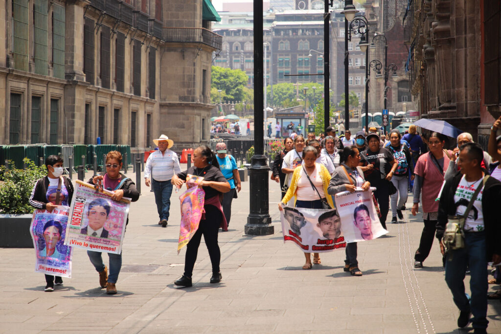 Familias de normalistas de Ayotzinapa exigen renuncia de fiscal especial