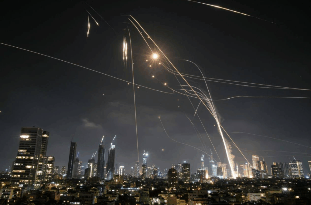 La respuesta de Irán a Israel: misiles impactan en Tel Aviv