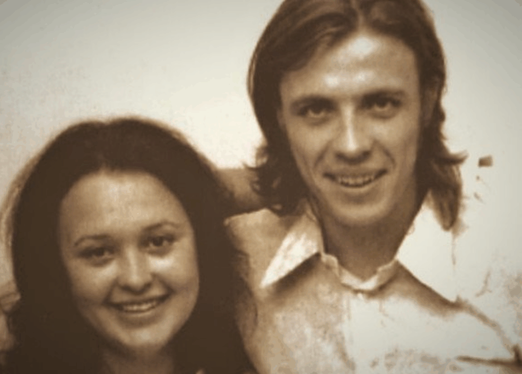 “Ellos, mis padres, tus padres”, las palabras de Adriana a su hermano, el nieto 140. 
