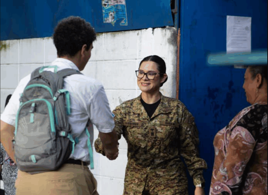 El Salvador impone reglas rígidas de disciplina en las escuelas El Salvador impone reglas rígidas de disciplina en las escuelas