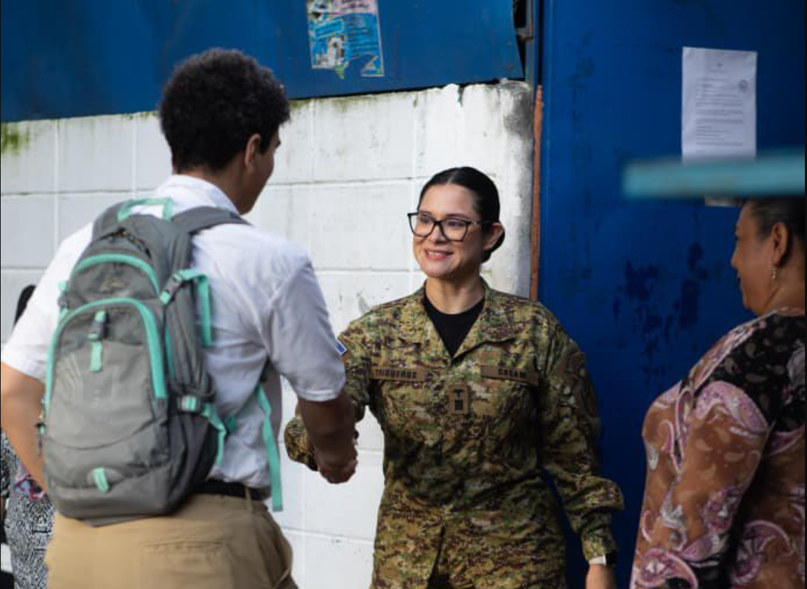 El Salvador impone reglas rígidas de disciplina en las escuelas
