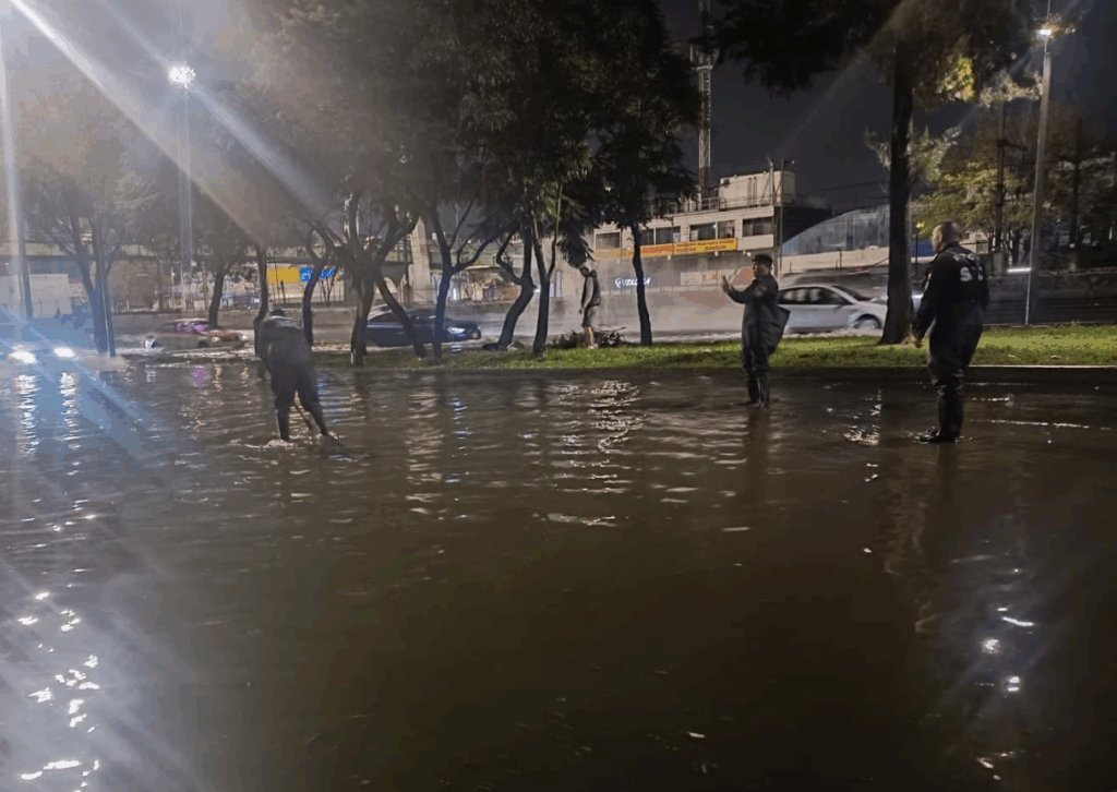 Vuelos desviados e inundaciones. CDMX tiene la lluvia más fuerte de la temporada