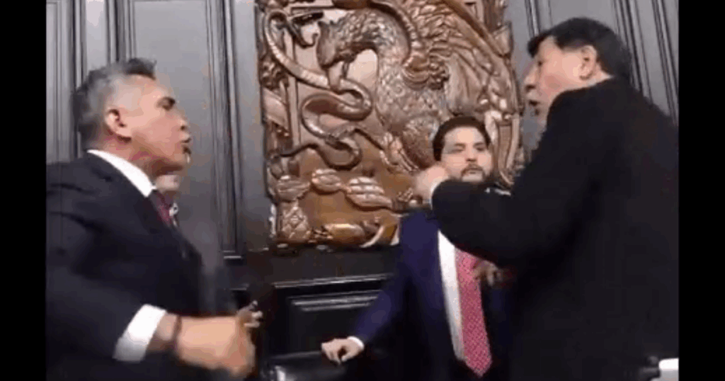 Sesión del Senado termina en empujones de “Alito” Moreno a Fernández Noroña