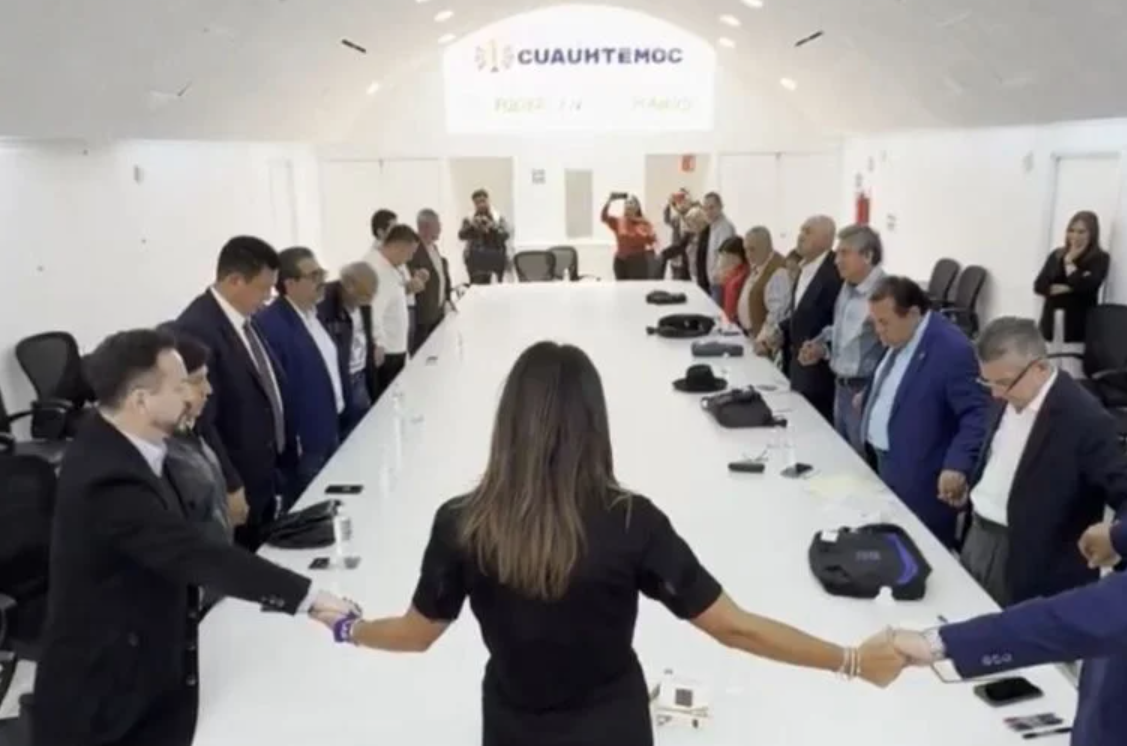 Alessandra Rojo de la Vega hace oración junto al Consejo Nacional de Nueva Derecha
