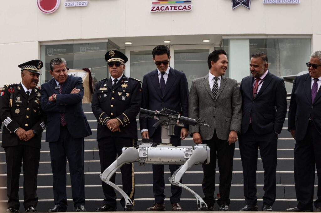Gobierno de Zacatecas presenta perro robot armado para seguridad