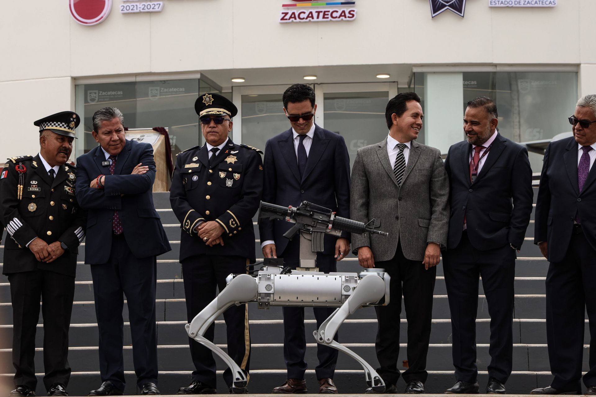Gobierno de Zacatecas presenta perro robot armado para seguridad