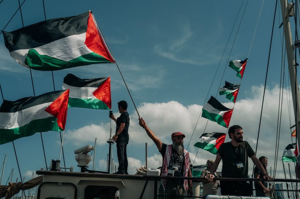 Zarpa la Global Sumud Flotilla a Gaza, van seis mexicanos