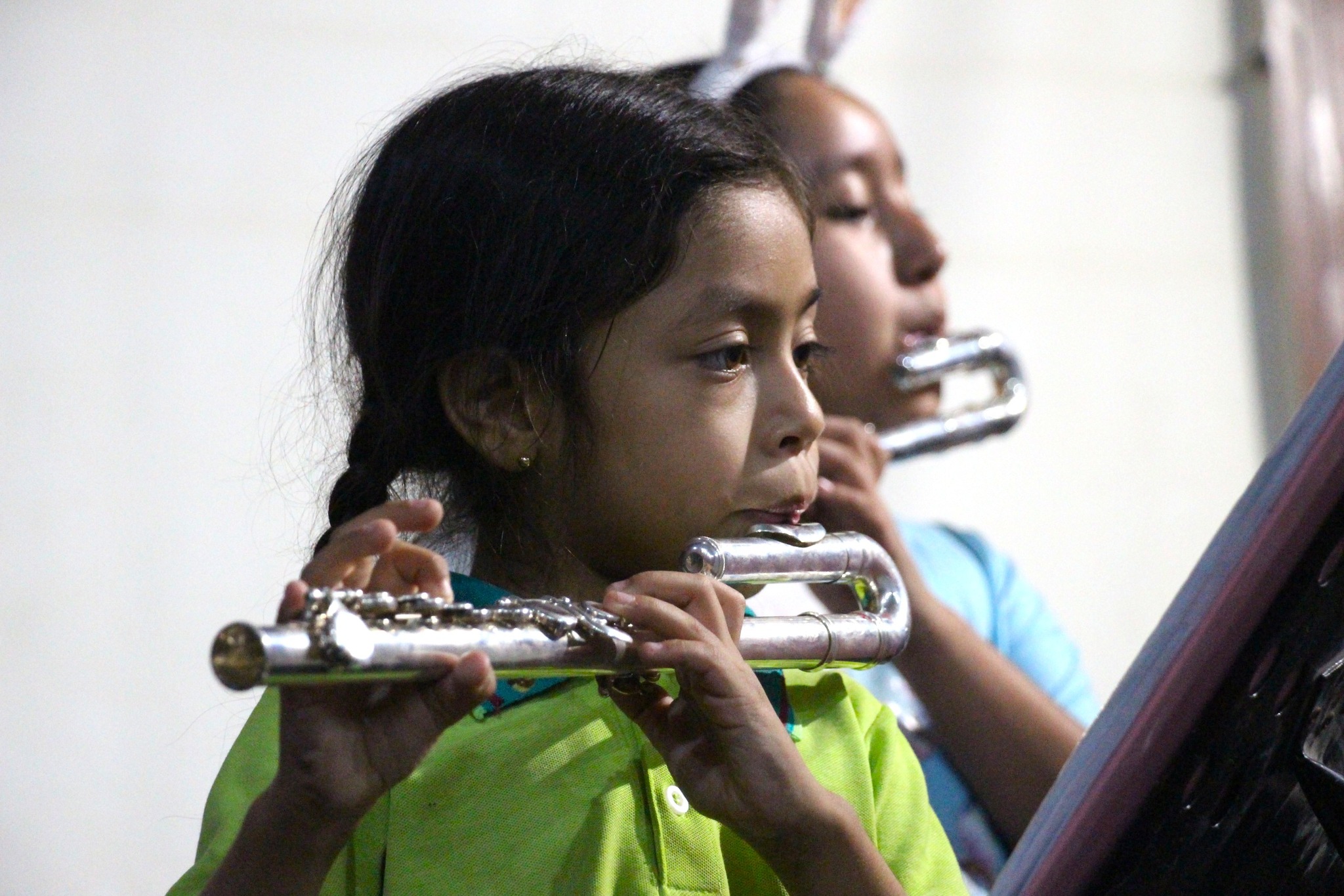 La Aduana de Veracruz amenaza con destruir violines y flautas donados por Suiza a niños de Chiapas