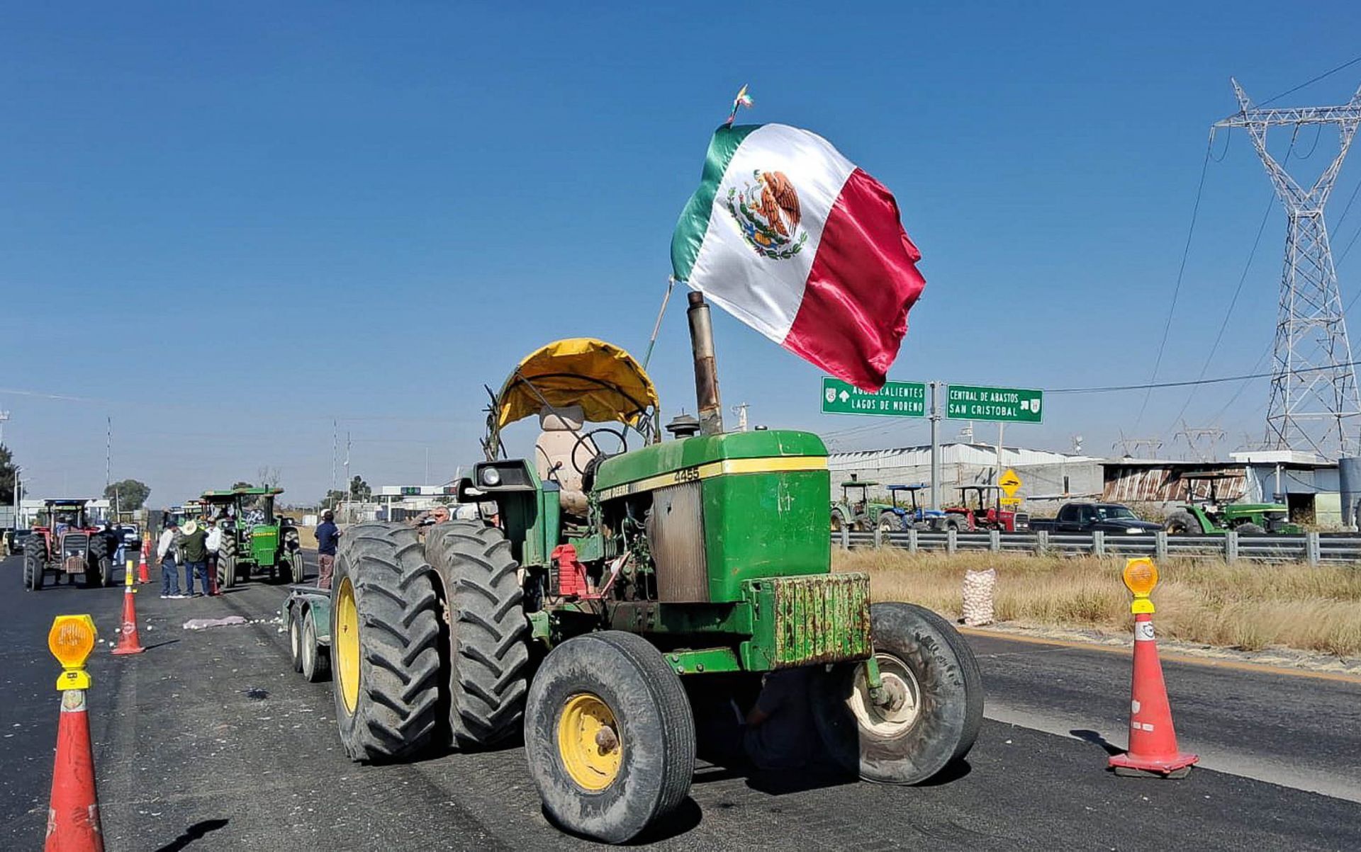 Campesinos mantienen bloqueos carreteros por quinto día consecutivo Campesinos mantienen bloqueos carreteros por quinto día consecutivo