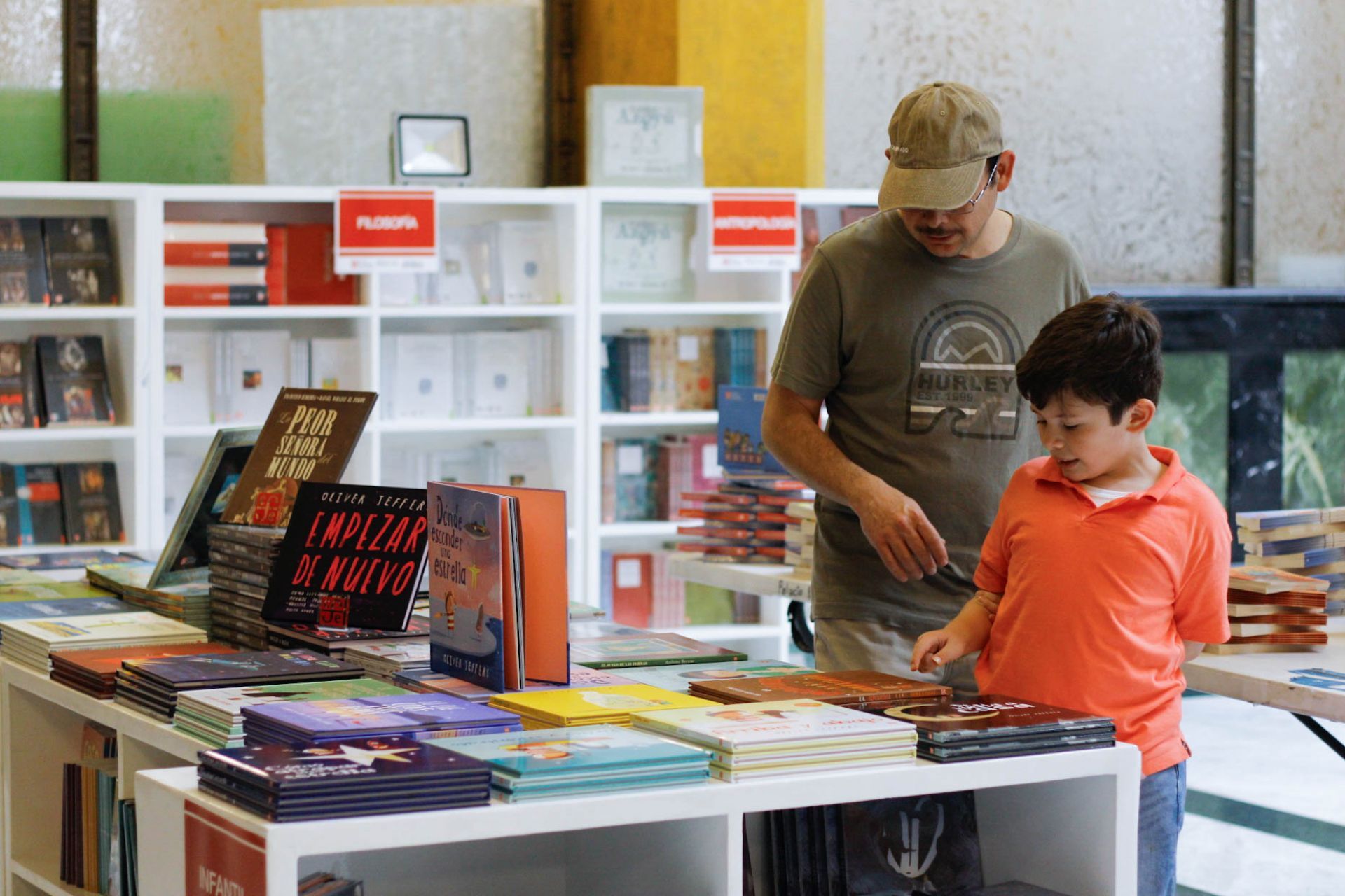 Libros en papel, redes sociales y jóvenes voraces. Así leemos los mexicanos según el Inegi.