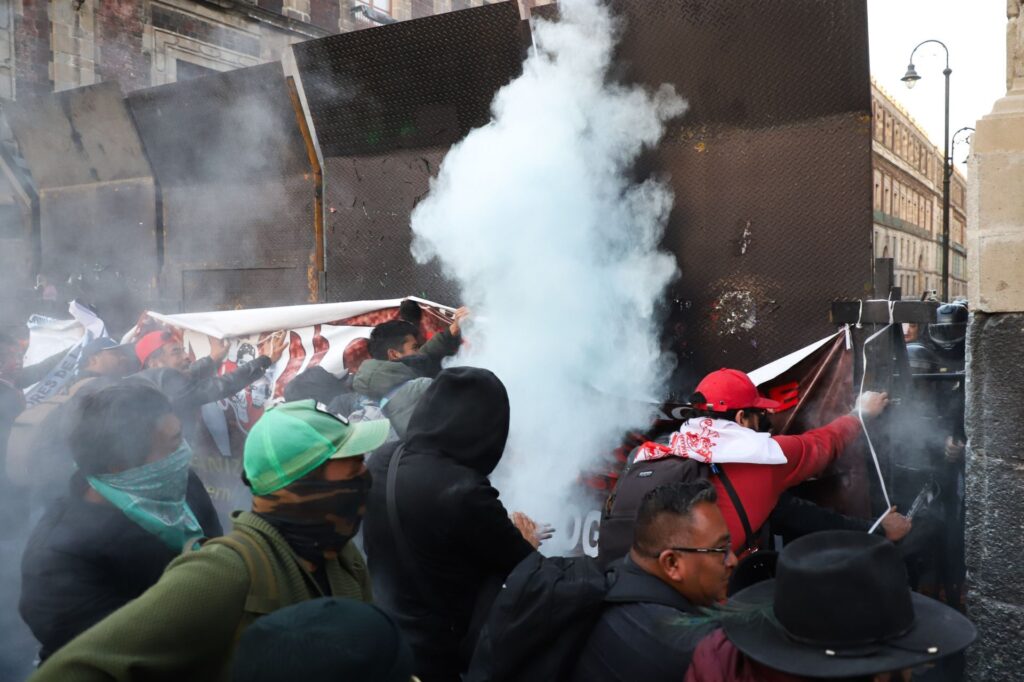 La CNTE es recibida con vallas y gas en el Zócalo de la CDMX