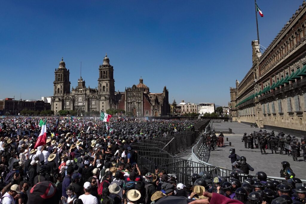 La Marcha de la Generación Z termina con enfrentamientos en el Zócalo de la CDMX La Marcha de la Generación Z termina con enfrentamientos en el Zócalo de la CDMX