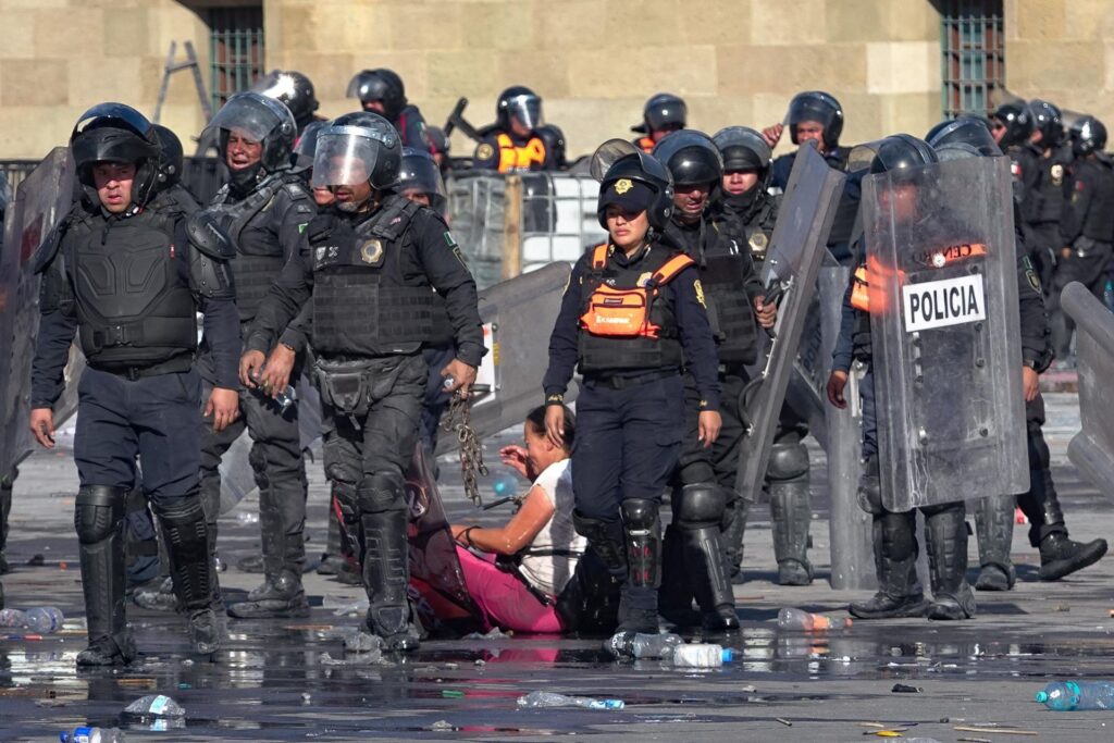 La Marcha de la Generación Z termina con enfrentamientos en el Zócalo de la CDMX La Marcha de la Generación Z termina con enfrentamientos en el Zócalo de la CDMX