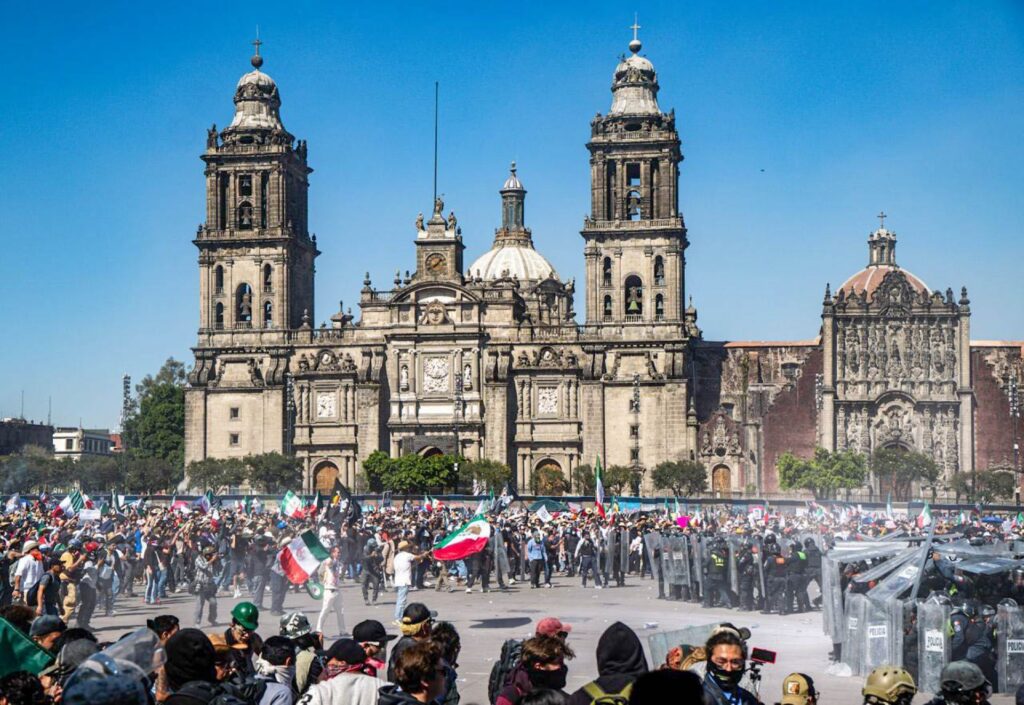 La Fiscalía de CDMX investiga a tres detenidos en marcha de la “generación Z” por tentativa de homicidio La Fiscalía de CDMX investiga a tres detenidos en marcha de la “generación Z” por tentativa de homicidio