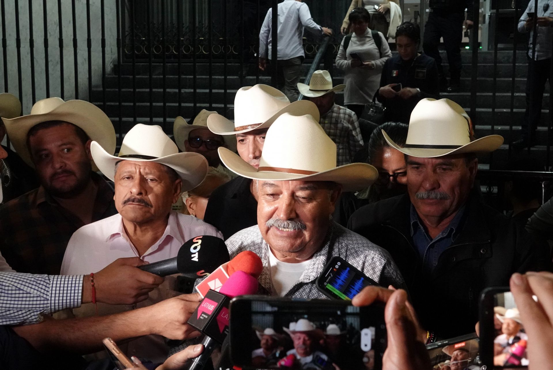 Fracasó diálogo en Segob: seguirán bloqueos de campesinos y transportistas Fracasó diálogo en Segob: seguirán bloqueos de campesinos y transportistas