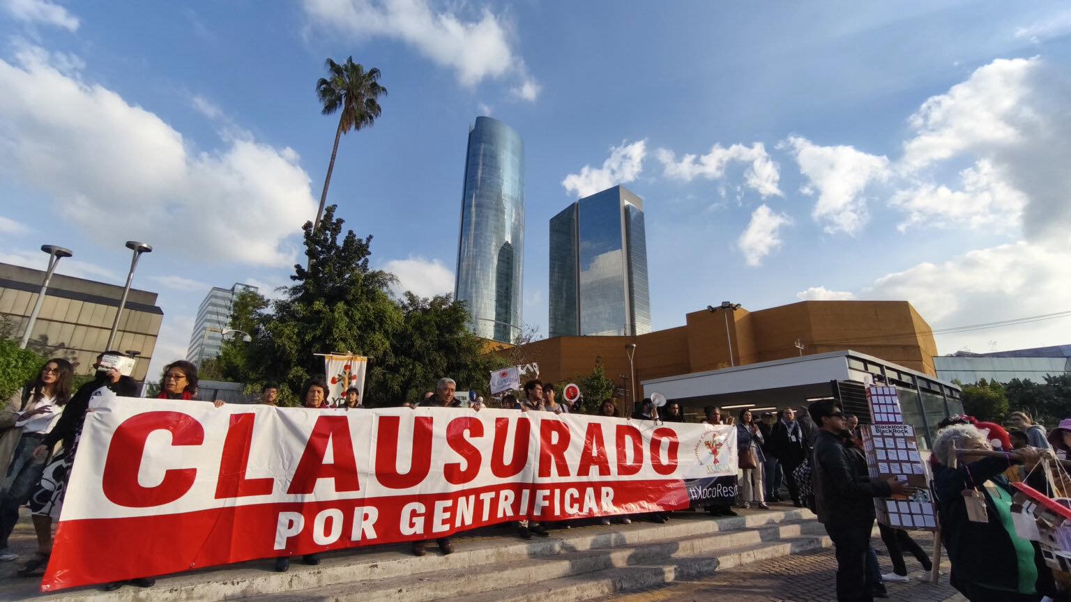 Colectivos clausuran simbólicamente Torre Mítikah