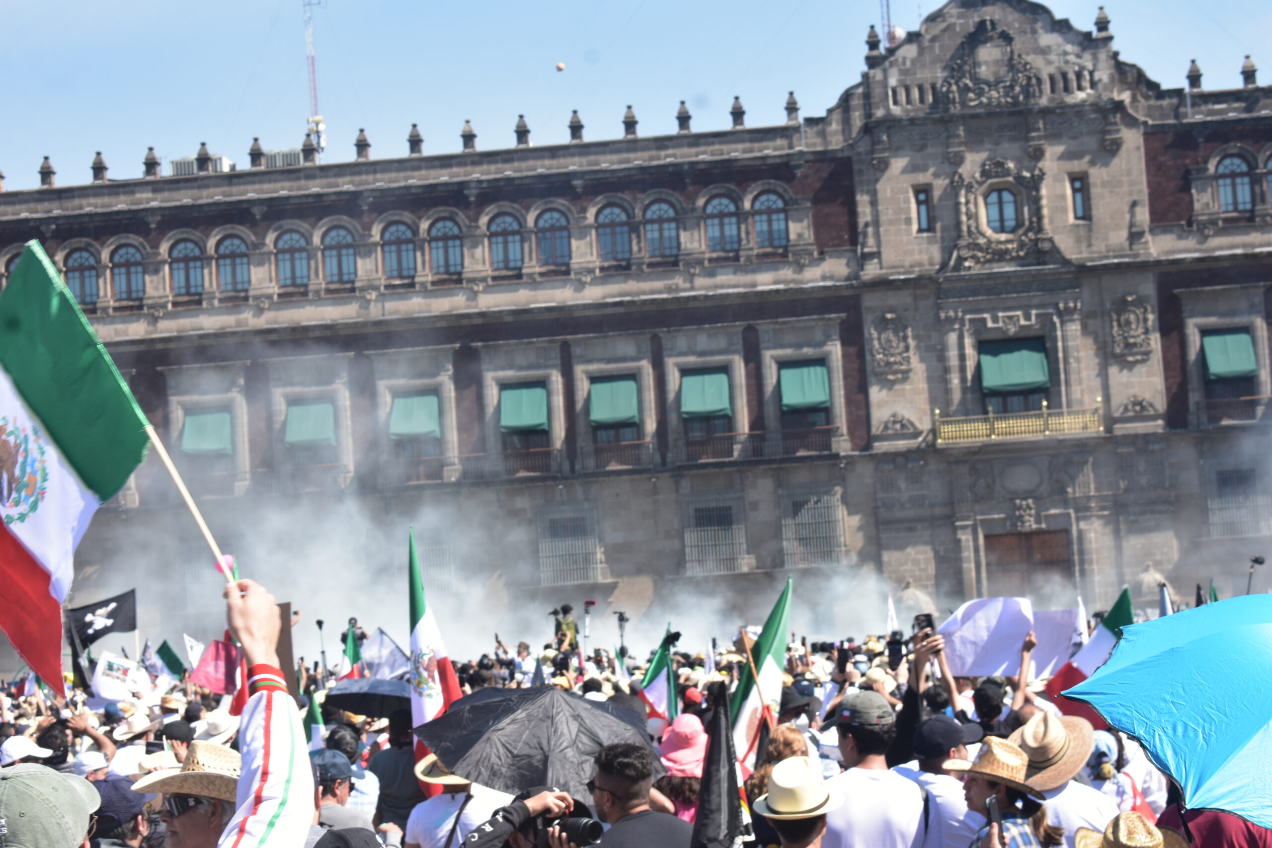 Mucha policía y pocos jóvenes. Así marchó la “generación Z” Mucha policía y pocos jóvenes. Así marchó la “generación Z”
