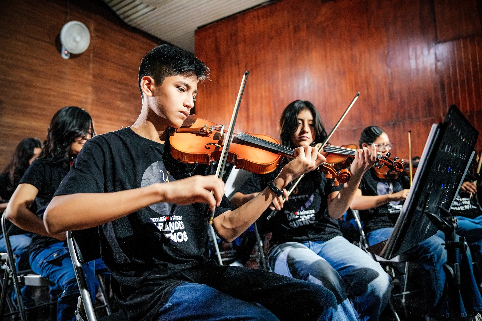 Foto para la nota de violes donados para niños de Chiapas