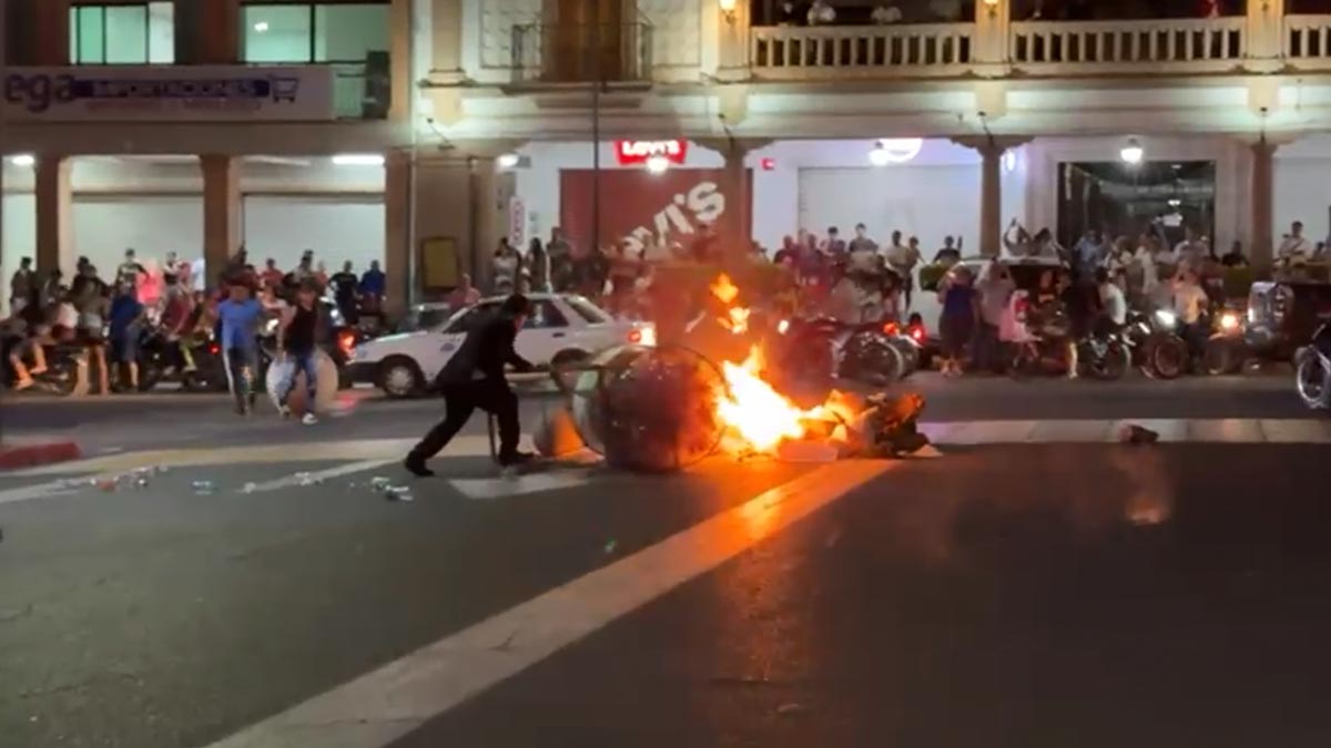 Tres días de protesta en Michoacán tras asesinato de Carlos Manzo Tres días de protesta en Michoacán tras asesinato de Carlos Manzo