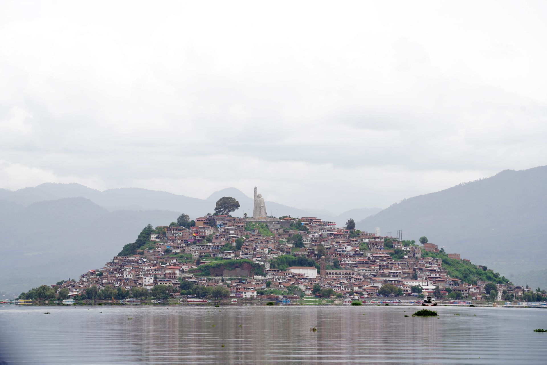 Restaurarán 950 hectáreas en la cuenca del Lago de Pátzcuaro Restaurarán 950 hectáreas en la cuenca del Lago de Pátzcuaro