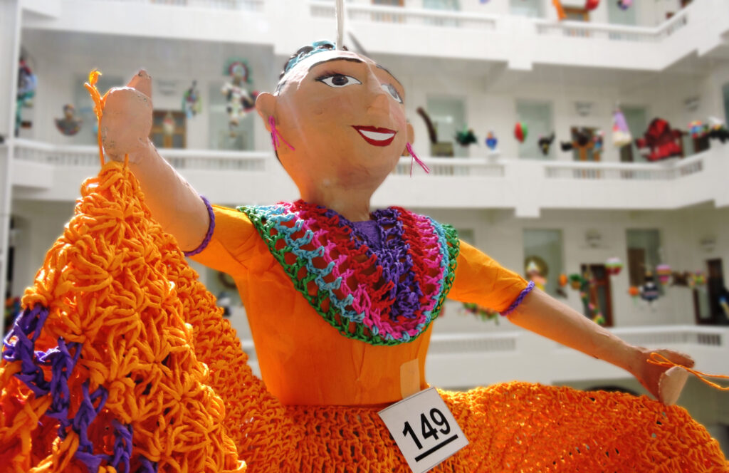 De la Expo de Piñatas Mexicanas a la gráfica política de Rini Templeton y El Cascanueves con un toque de hip hop y danza aérea De la Expo de Piñatas Mexicanas a la gráfica política de Rini Templeton y El Cascanueves con un toque de hip hop y danza aérea