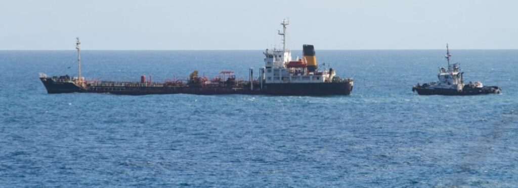 EU persigue otro buque de petróleo; Venezuela denuncia piratería