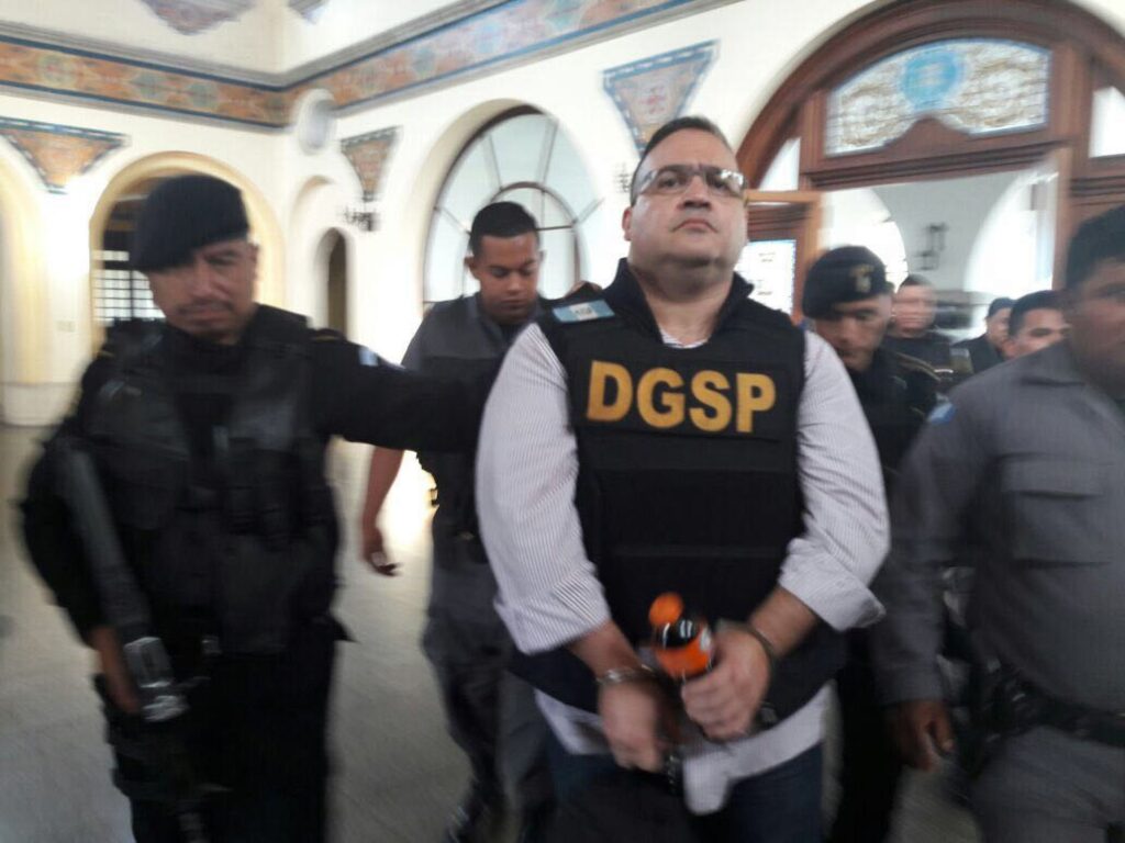 Imputan a Javier Duarte un nuevo delito; “lo fabricaron, no quieren que salga de la cárcel”, alega el exgobernador de Veracruz Imputan a Javier Duarte un nuevo delito; “lo fabricaron, no quieren que salga de la cárcel”, alega el exgobernador de Veracruz