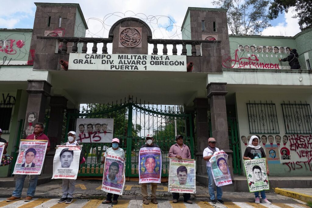 Juez ordena a Sedena entregar expediente completo de Ayotzinapa