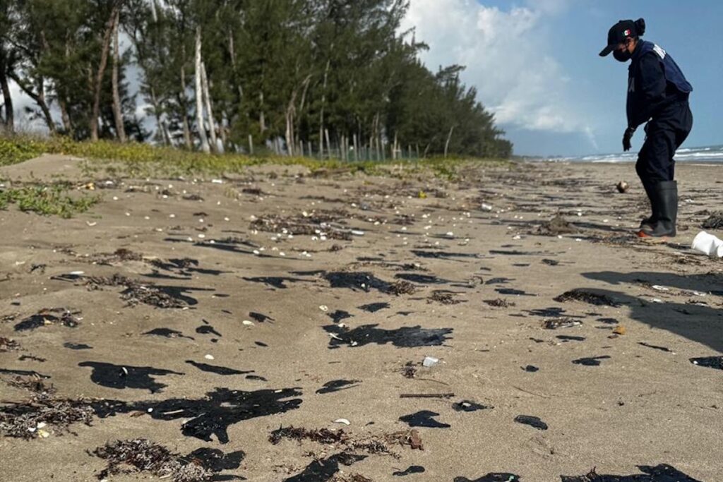Pemex recolecta 128 toneladas de residuos impregnados de crudo en el Golfo de México 