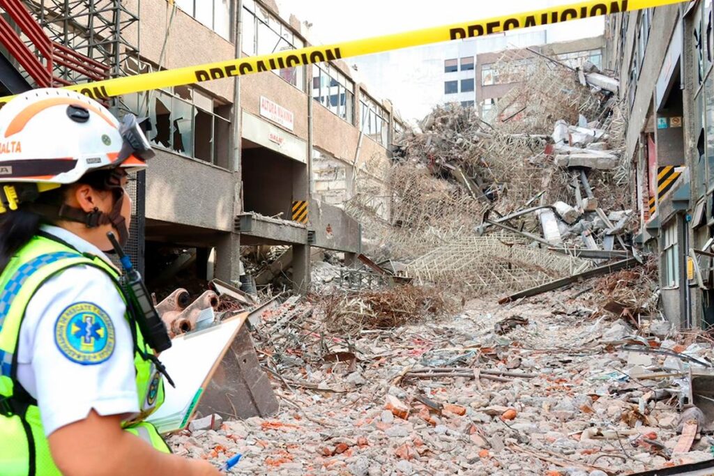 3 muertos deja derrumbe de edificio en San Antonio Abad