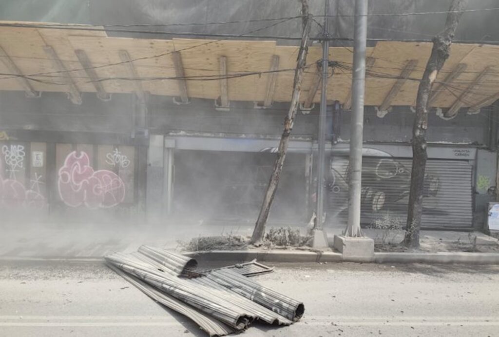 CDMX: Colapsó edificio en demolición en San Antonio Abad; hay personas atrapadas