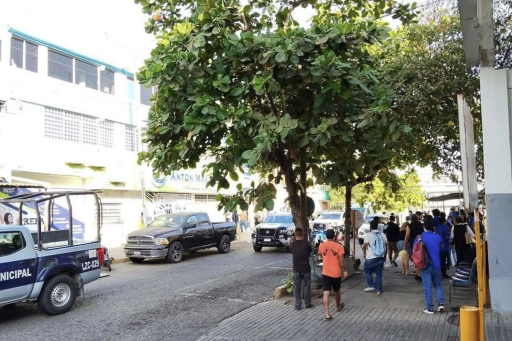 Alumno dispara y mata a dos maestras en preparatoria de Michoacán