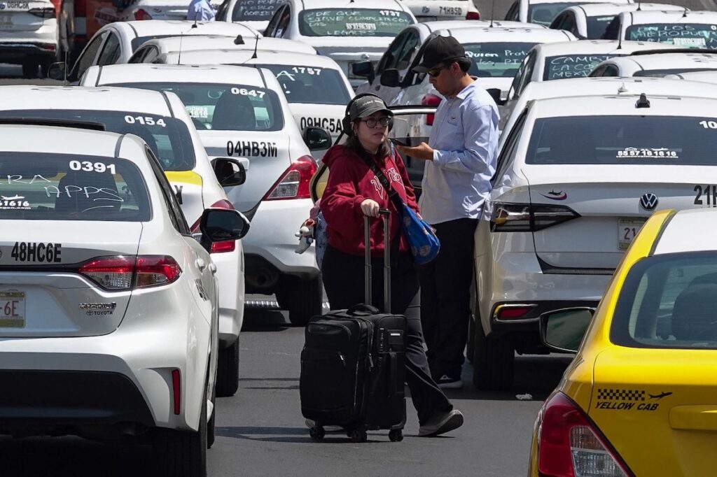 Prohíben de nuevo el uso de Uber y Didi en el AICM; la Guardia Nacional realizará operativos