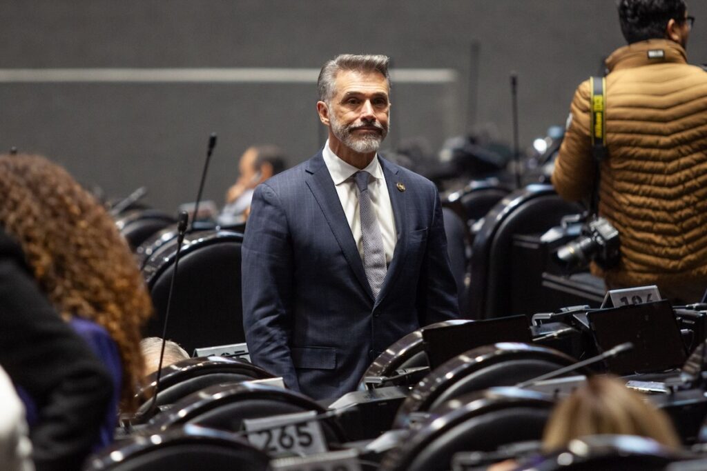 Morena cita a Sergio Mayer para que explique por qué abandonó la Cámara de Diputados