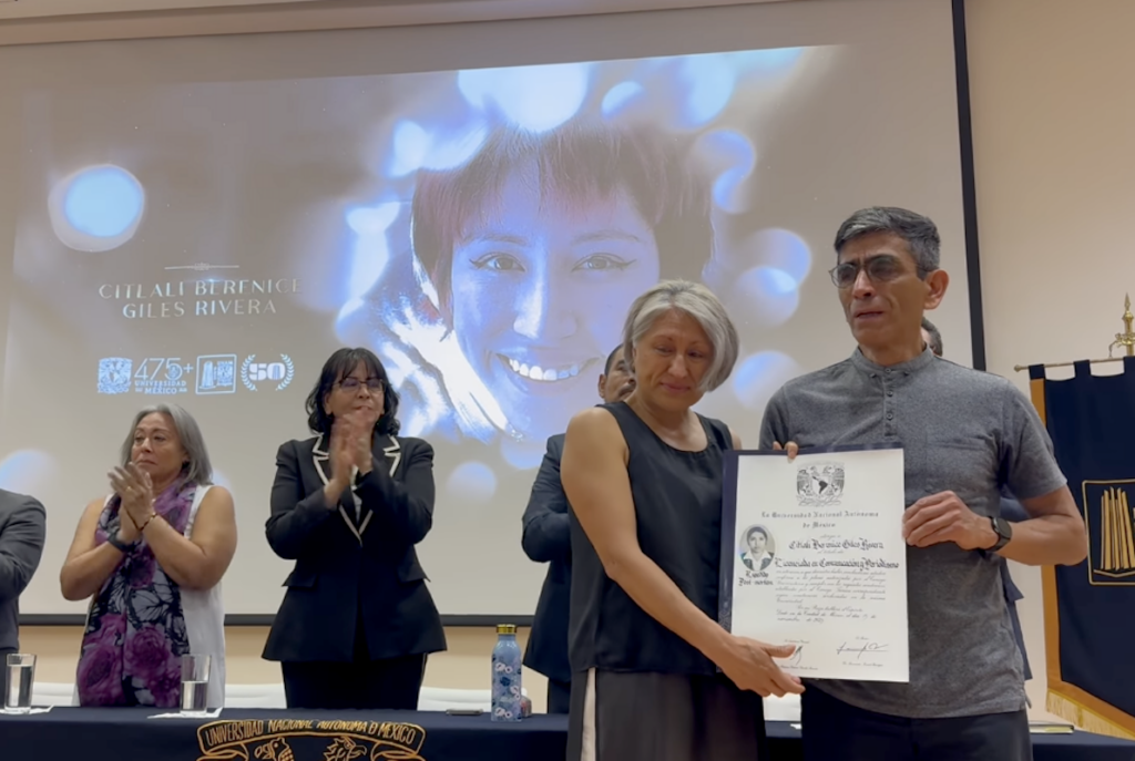 UNAM entrega título póstumo a Berenice Giles, fallecida en el Axe Ceremonia