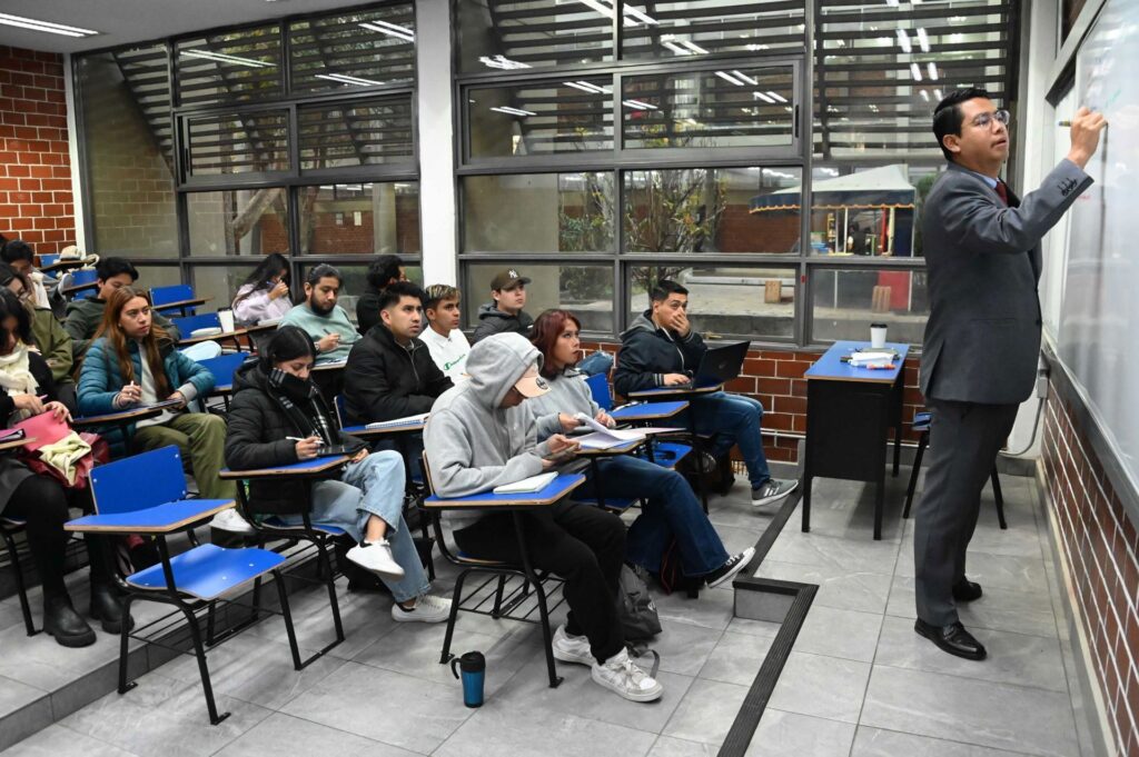 279 mil estudiantes dejan la universidad cada año: SEP