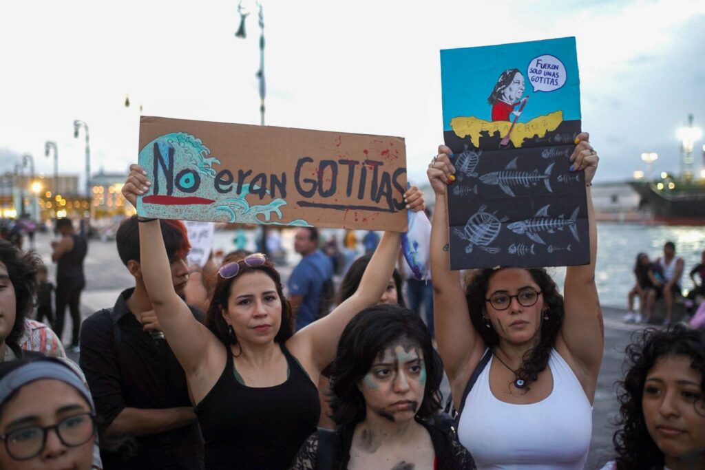 Organizaciones exigen transparencia por el derrame de Pemex en el Golfo