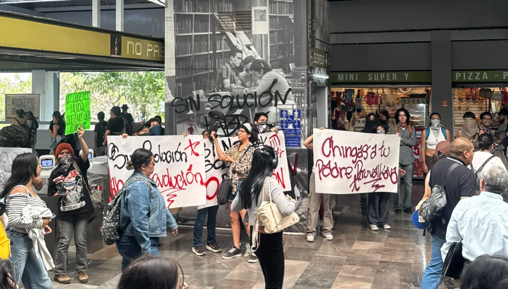 Estudiantes de la UNAM protestan con metro popular