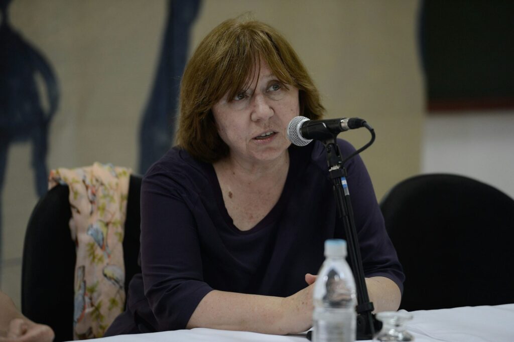 Rusia sigue silenciando las voces de Chernóbil que recogió Svetlana Alexiévich