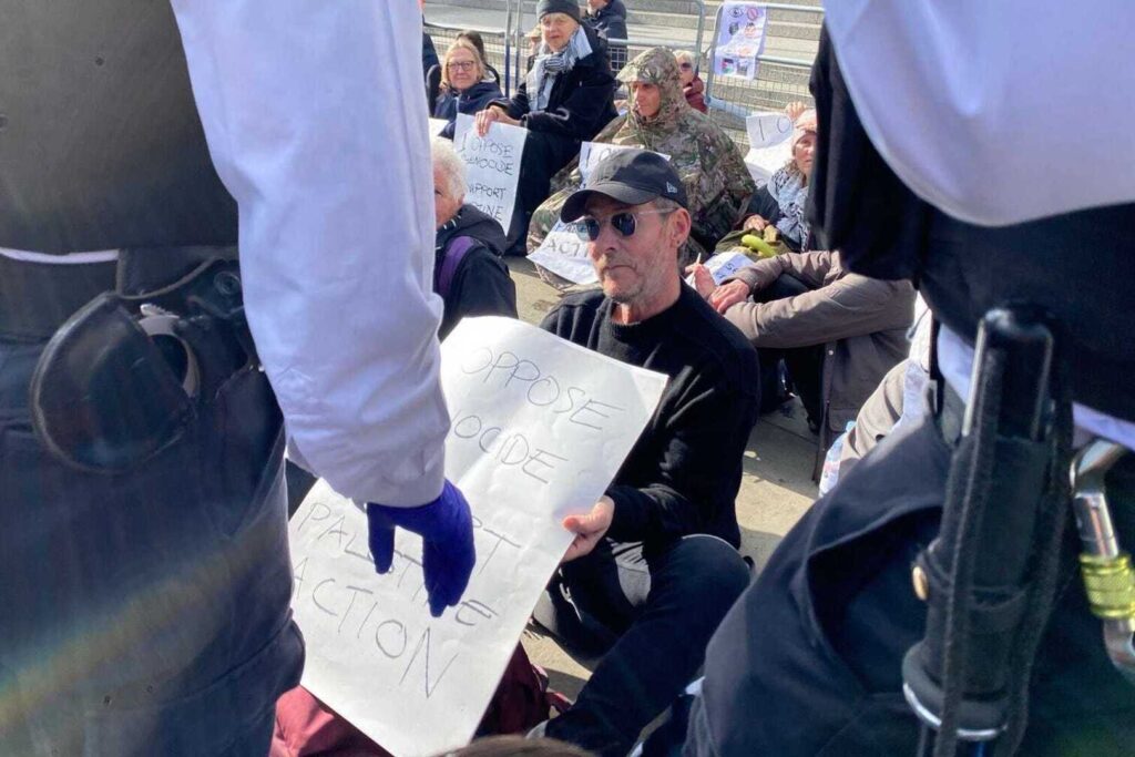 Robert Del Naja, líder de Massive attack, es arrestado por apoyar a Palestina Robert Del Naja, líder de Massive attack, es arrestado por apoyar a Palestina