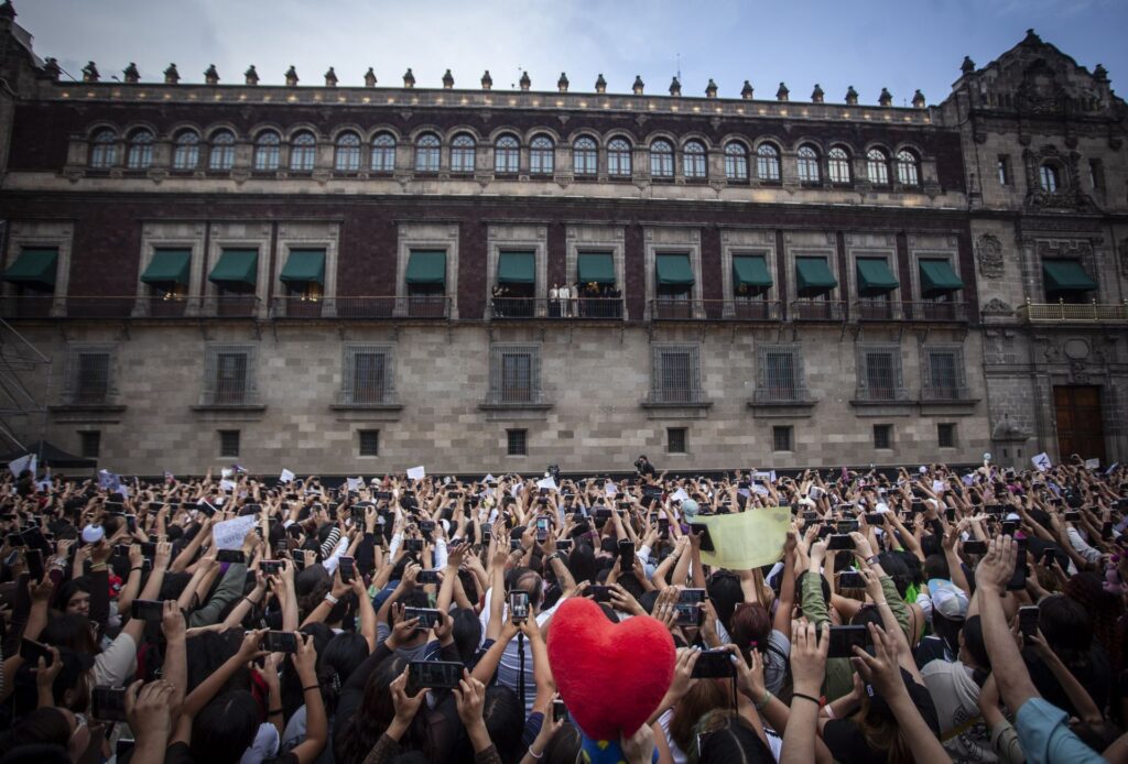 50 mil armys toman el Zócalo para encontrarse con BTS