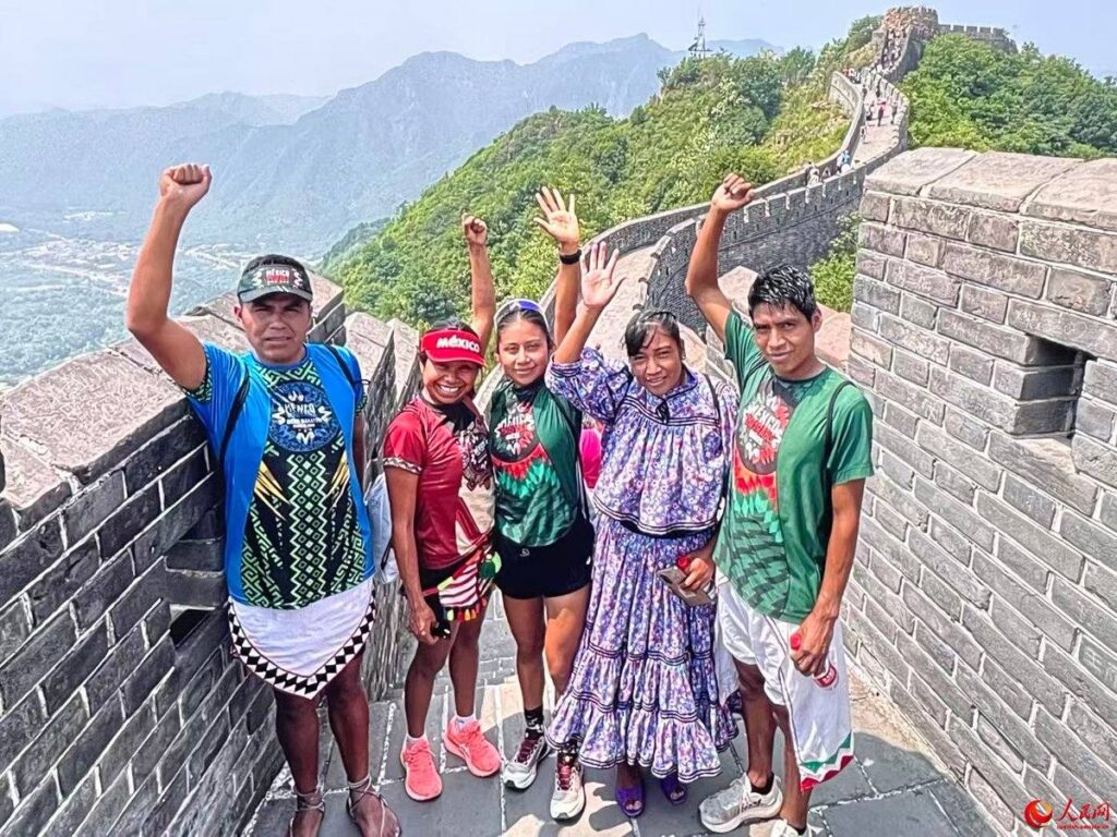 Atletas indígenas de México triunfan en el 23 Maratón de la Gran Muralla China