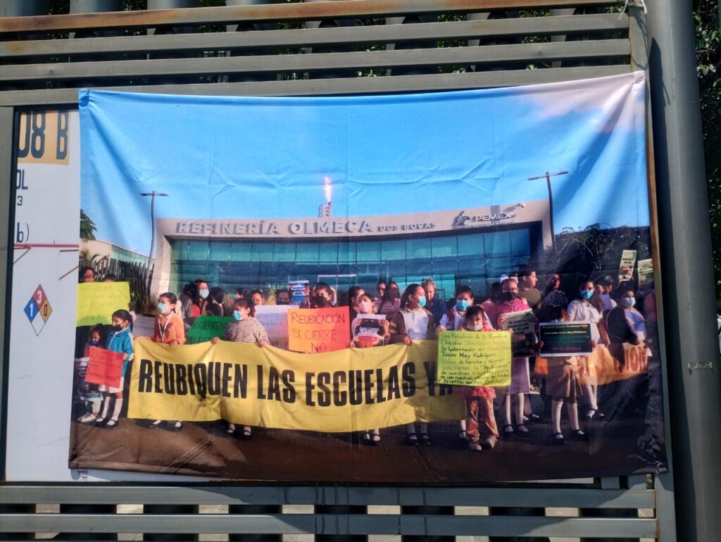 Madres urgen al director de Pemex la reubicación de dos escuelas vecinas de la refinería en Dos Bocas