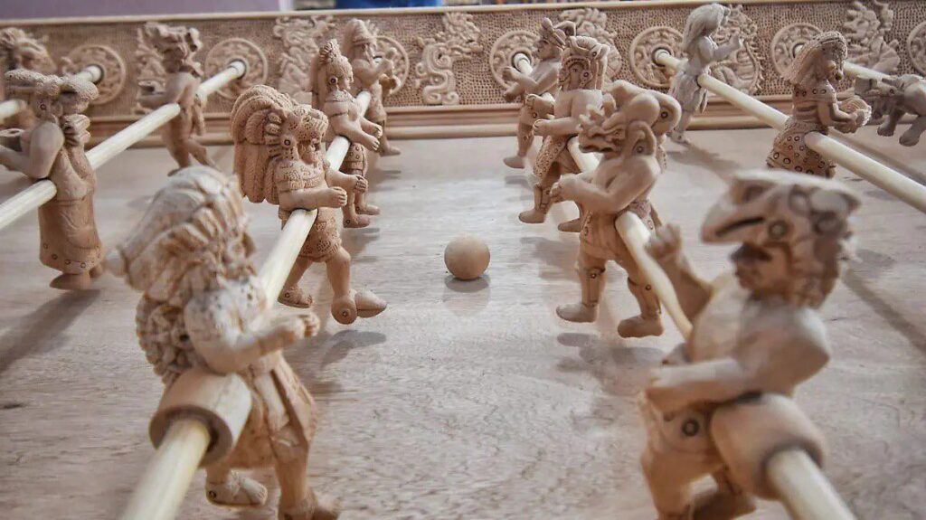 Artesano de Tlaxcala gana la Copa Nacional de Arte Popular con futbolito tallado en madera