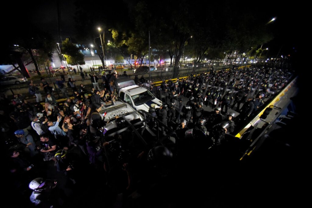 La policía impide el paso de la “Caminata por los desaparecidos” la noche antes del Mundial La policía impide el paso de la “Caminata por los desaparecidos” la noche antes del Mundial