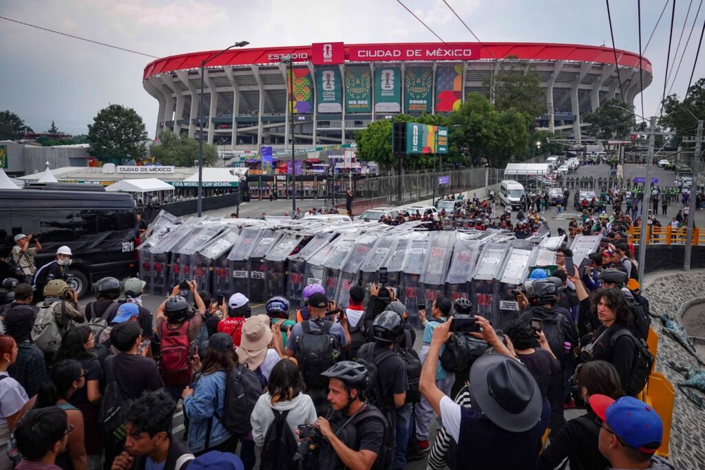 La policía agrede y detiene a manifestantes en la inauguración del Mundial